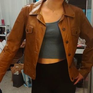 Jacket 100 % leather. Medium size, brown color
